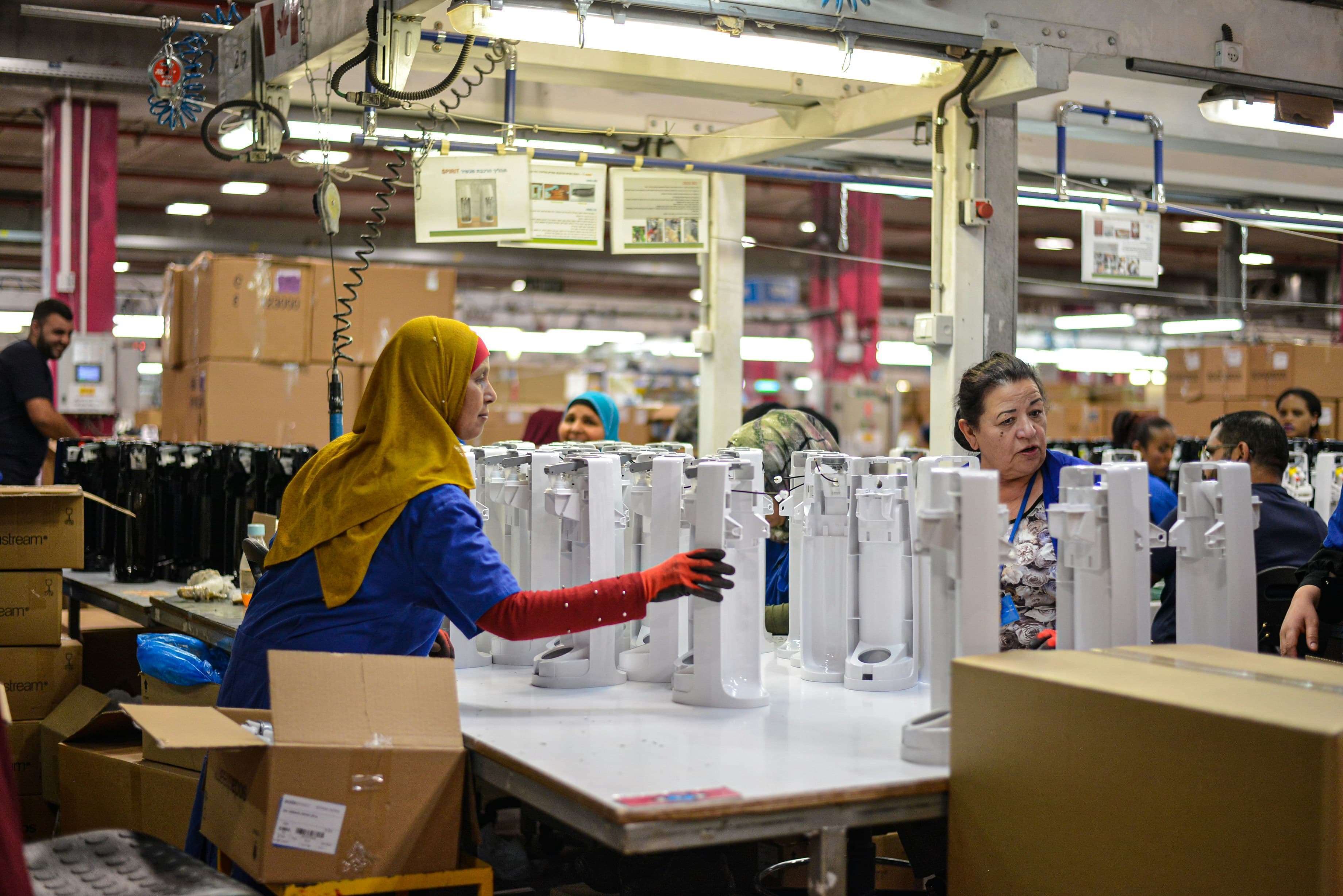 Supply Chain Network Design for AI Products: Factory vs. Domestic 3PL